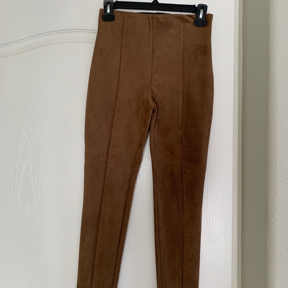 Sueded leggings with side zip.